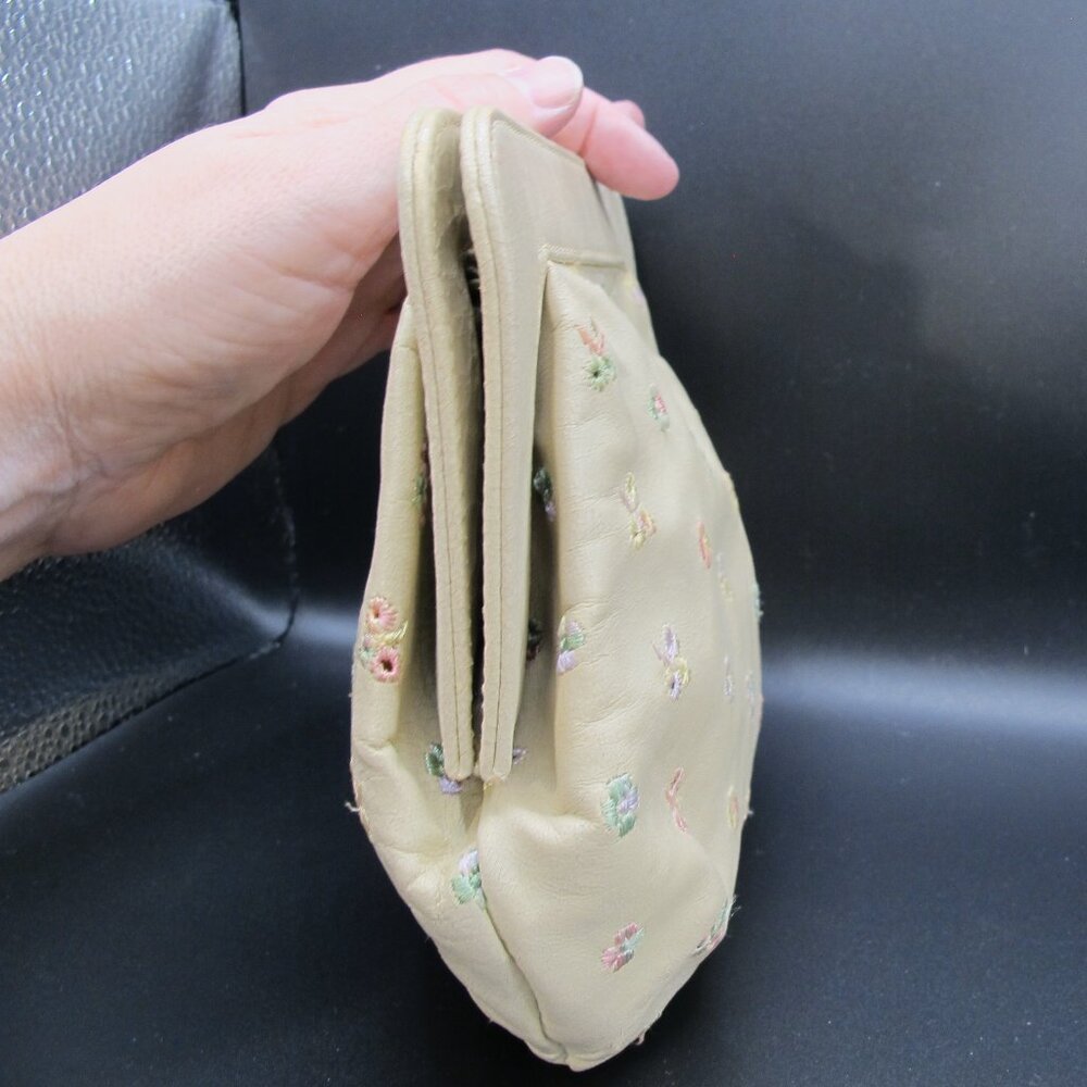 Vintage beige leather purse with embroidered flowers - Picture 4 of 12